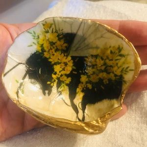 Princess bumble bee clam shell